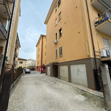 Ca' Nova, Stazione E Centro