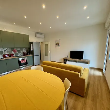 Ca' Nova, Stazione E Centro