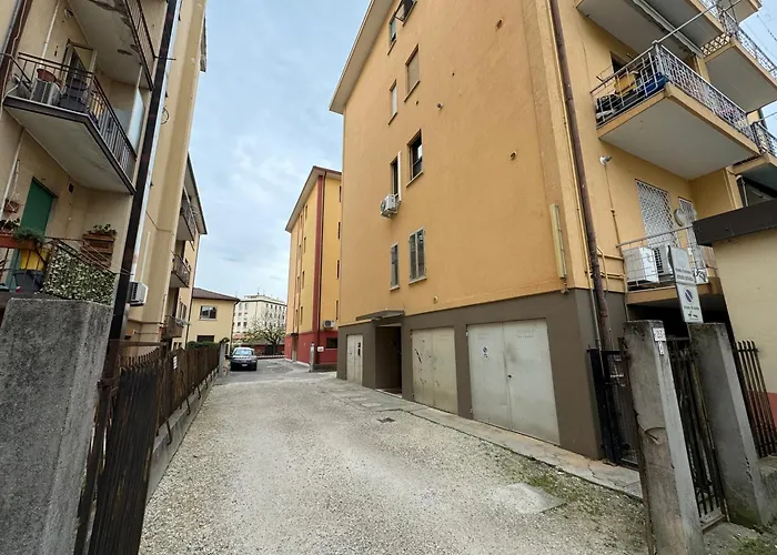 Ca' Nova, Stazione E Centro