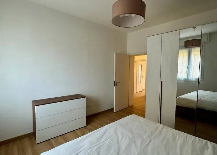 Ca' Nova, Stazione E Centro