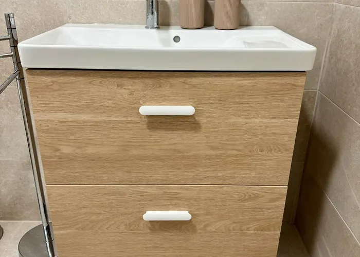 Ca' Nova, Stazione E Centro Daire