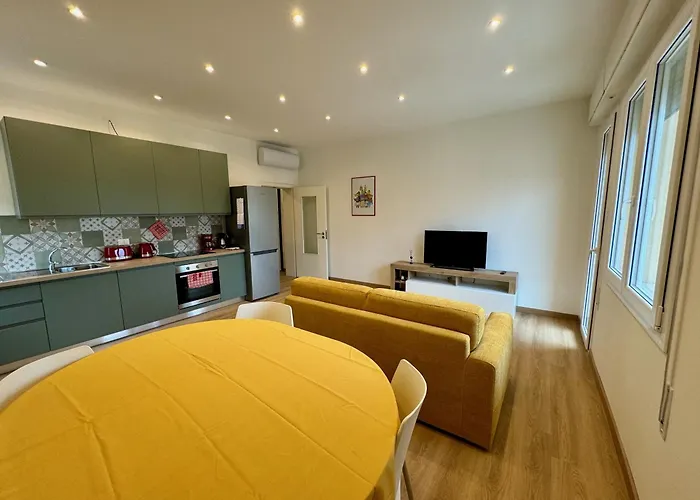 Ca' Nova, Stazione E Centro